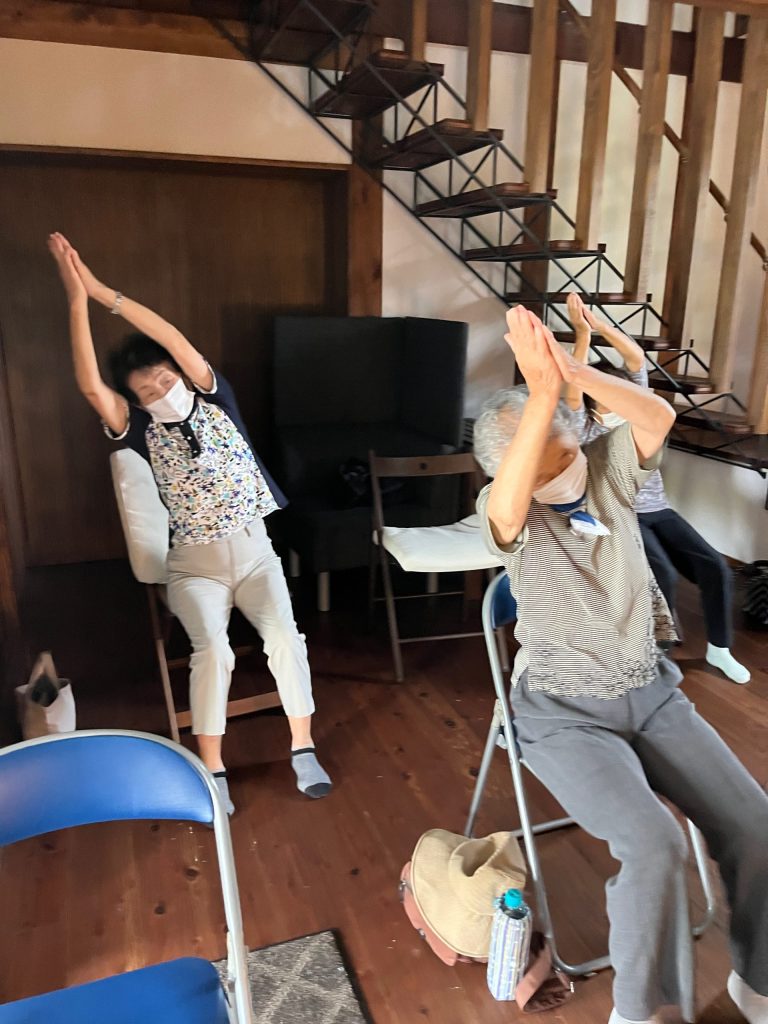 座ってできる簡単ヨガ