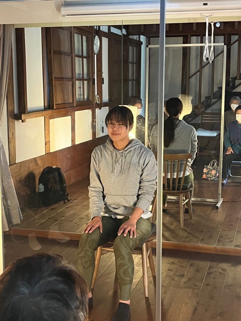 座ってできる簡単ヨガ