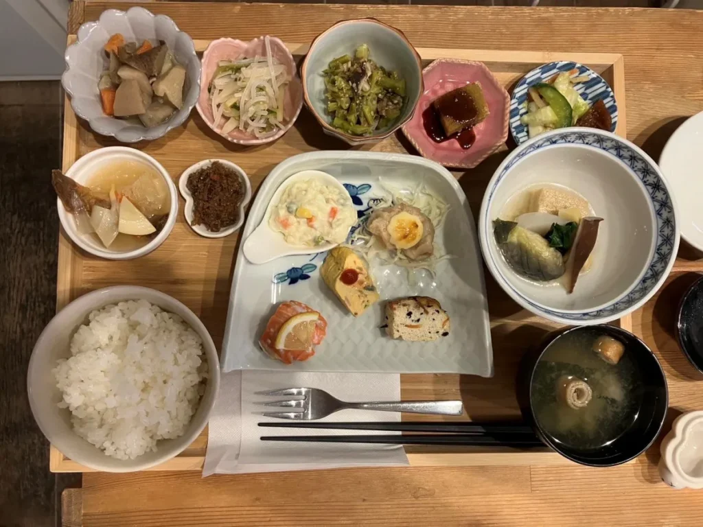 本日のデザートは、かぼちゃの皮を煮て、ミキサーして、片栗粉で固めて黒蜜をまぶした手の込んだ一品