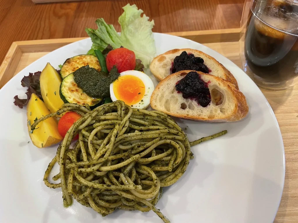 バジルソースでパスタと夏野菜を味わう