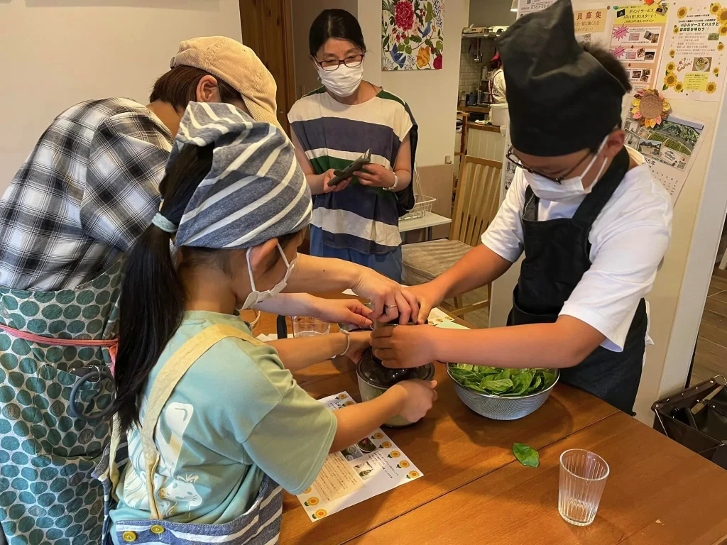 バジルソースでパスタと夏野菜を味わう
