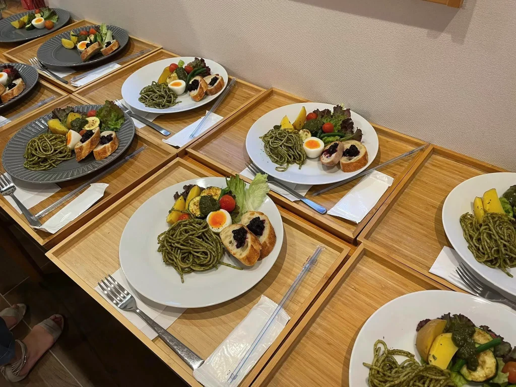 バジルソースでパスタと夏野菜を味わう