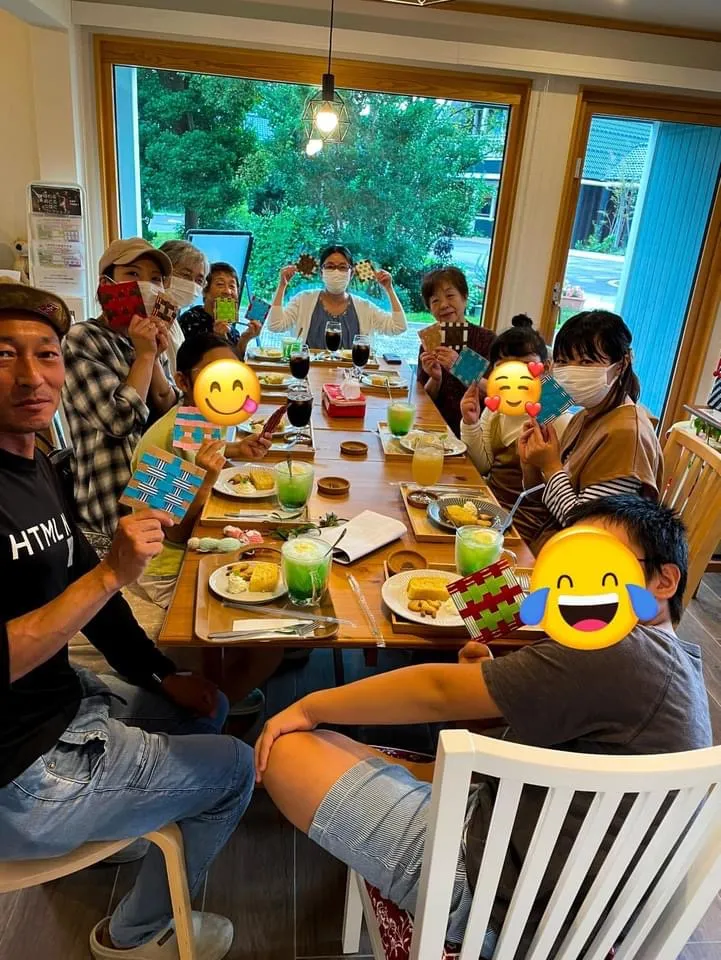 紙ひもでコースター作り