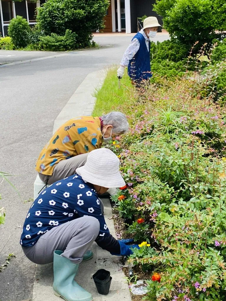 土作りが終わった、ものがたりの街の花壇にお花を植え付けます