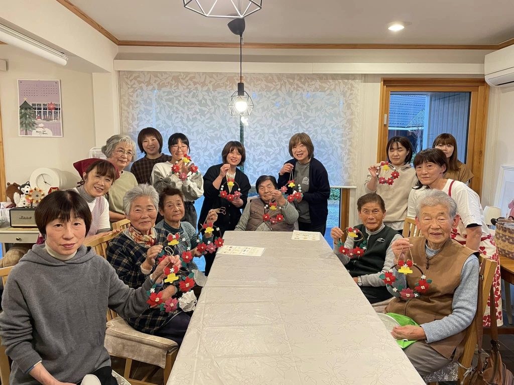 クリスマスリース作り-世代をこえて和気あいあいと