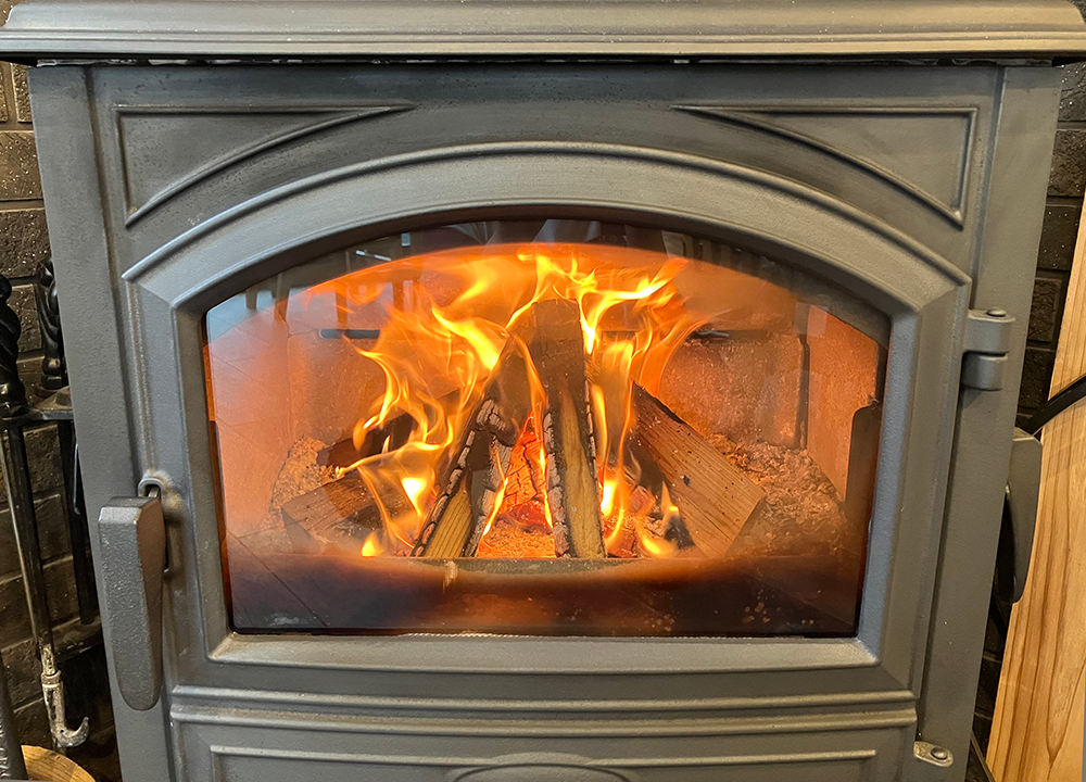 雪の日の贈り物。暖炉を囲む、温かな時間。