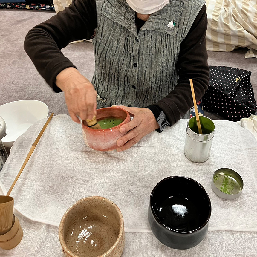 茶の湯が繋ぐ、職員と利用者様の「心の一座」