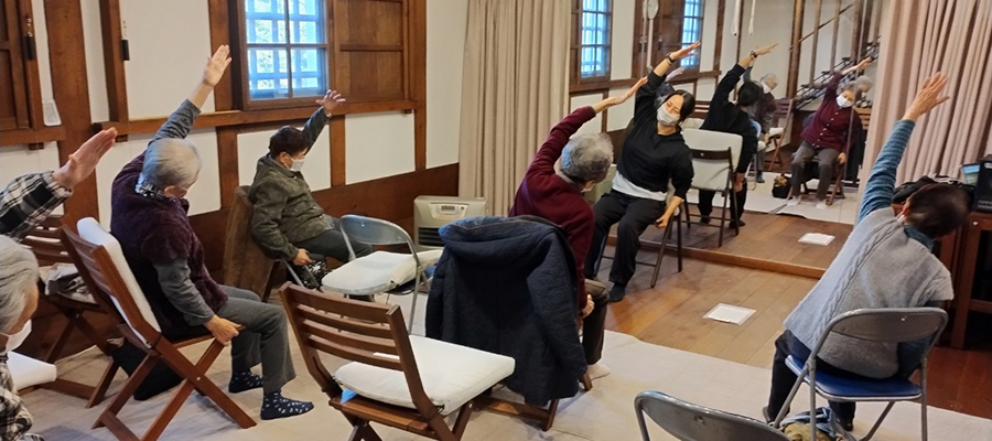 春の午後に、深呼吸。ものがたりの街で「座ってできる簡単ヨガ」イベントを開催しました