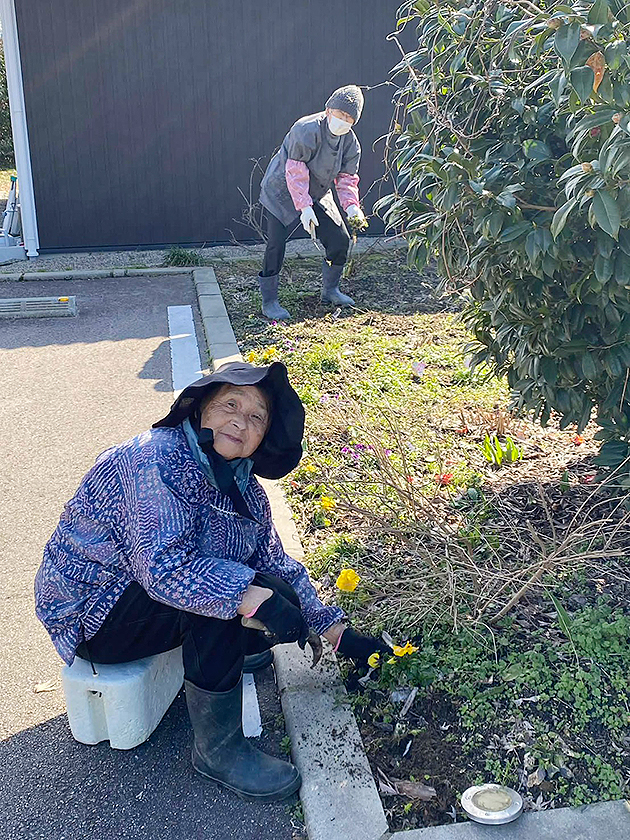 春を告げる庭しごと。地域の皆さまと共に、雪囲いを外しました
