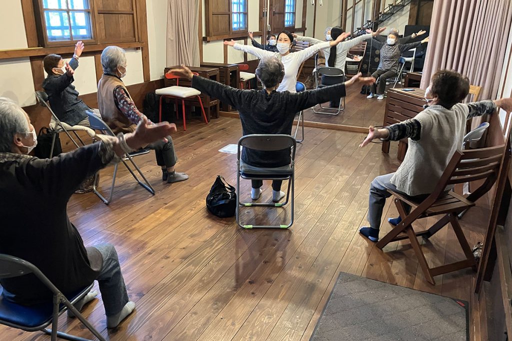 心も体もリフレッシュ！「座ってできる簡単ヨガ」を開催しました