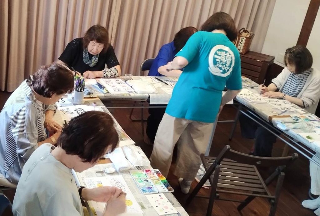 心がじんわり温まる。笑顔あふれる「己書」の時間