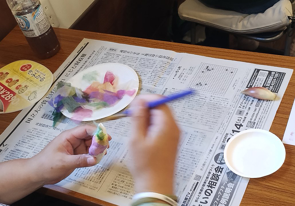 透き通る和紙を、ていねいに重ねて