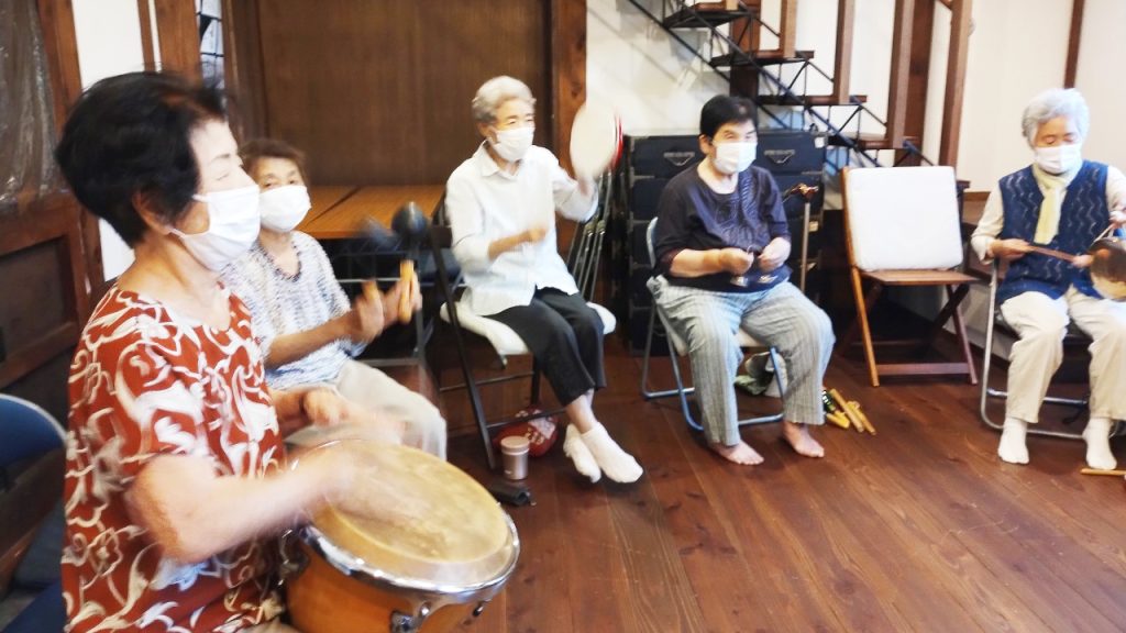 思い思いのリズムで打楽器演奏