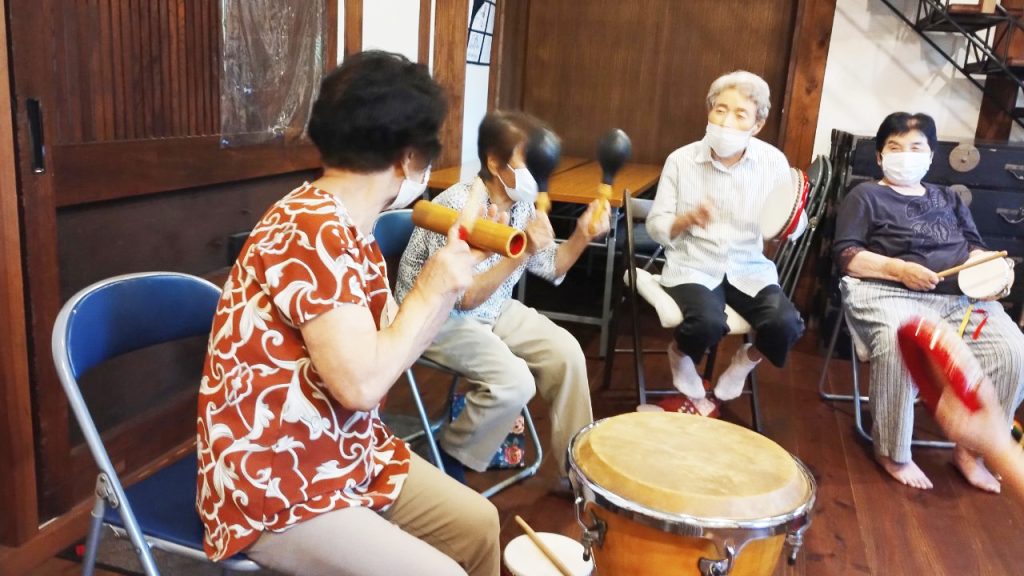 思い思いのリズムで打楽器演奏