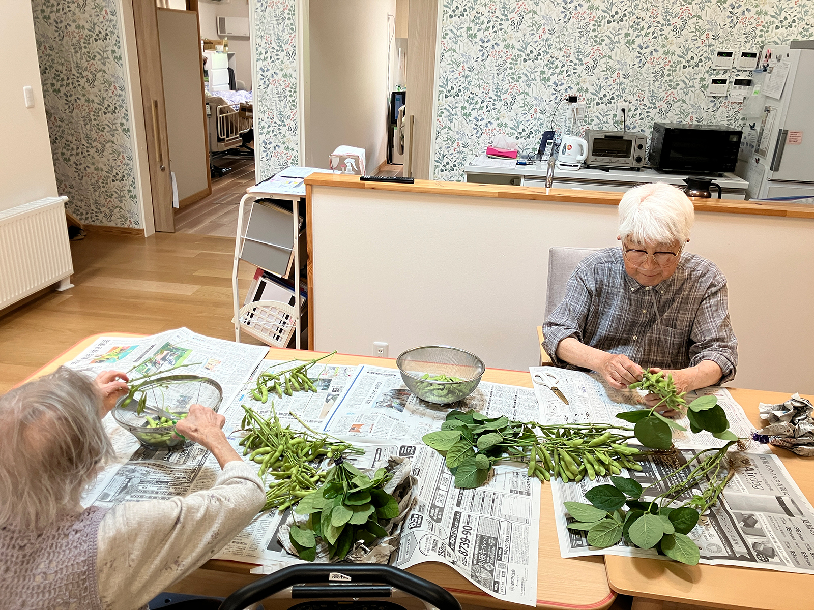 夏の訪れを告げる贈り物。もぎたての枝豆を囲んで広がる笑顔の輪